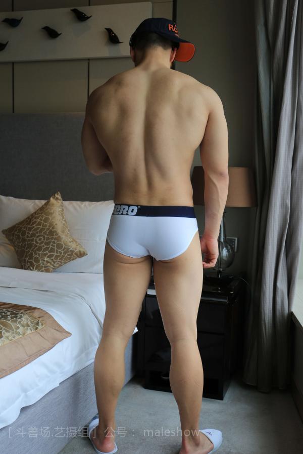 Chinese-maleshow-–--Swimmer-Yong-斗兽场---泳队选手-Yong